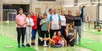 groep mensen in sporthal