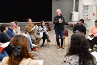 groep mensen zitten in een kring