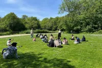 groep mensen op grasvlakte
