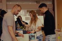 drie mensen aan een kassa in een winkel