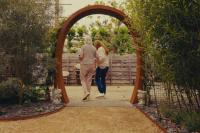 twee dames wandelen in een stadstuin