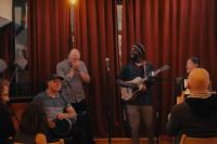 muzikanten op een podium voor een publiek