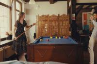 twee personen spelen biljart